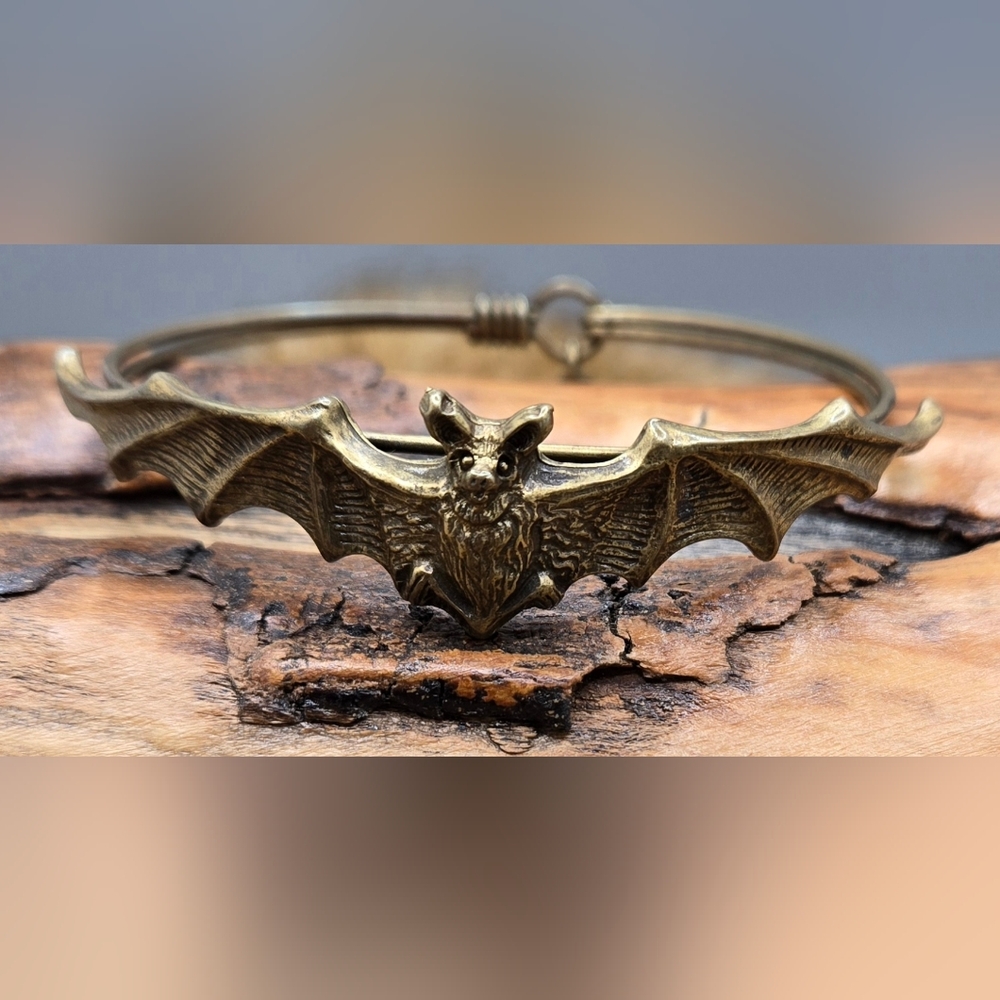 Elvira Vampire Bat Bangle Bracelet Sz 7 Antiqued Gold Tone EUC